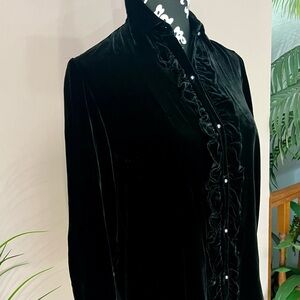 LAUREN RALPH LAUREN Elegant Velvet Ruffled Blouse with Pearl buttons